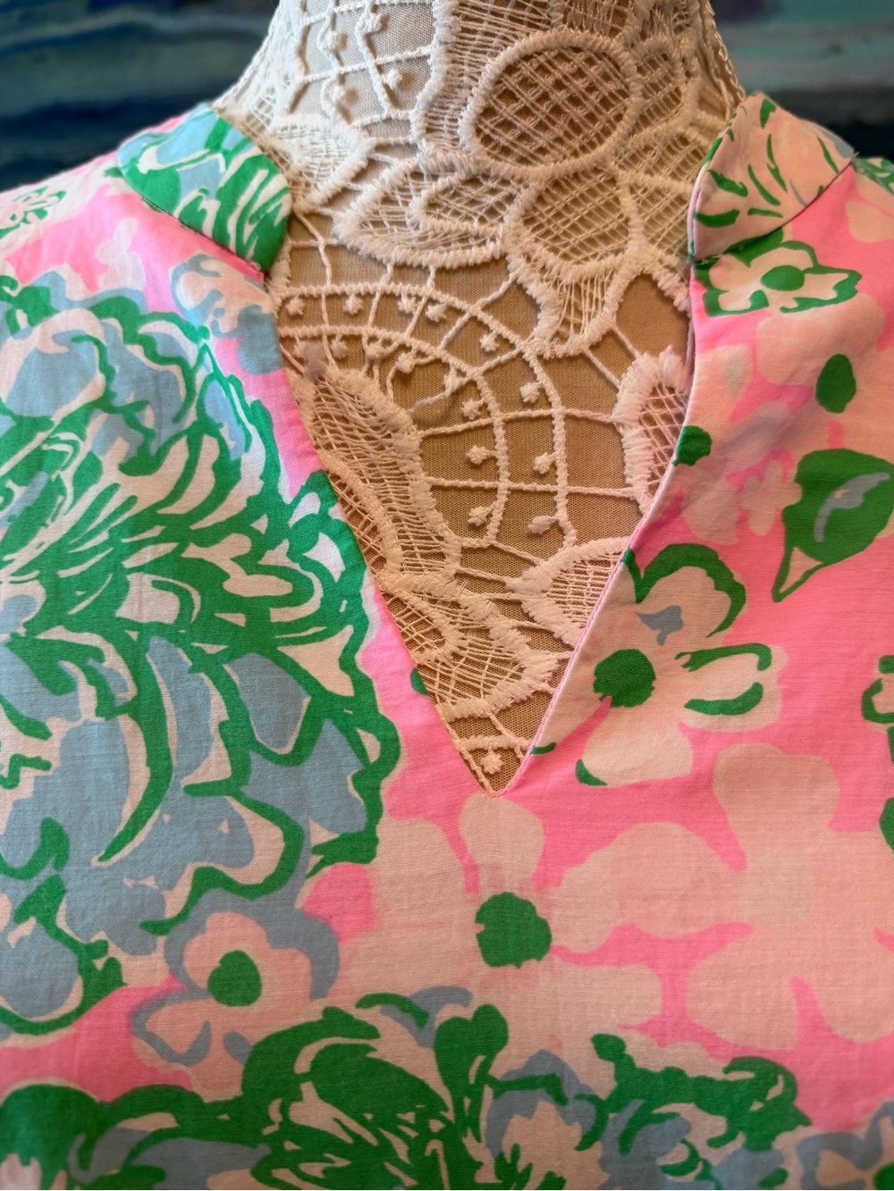 Lilly Pulitzer Floral Pink & Green V-Neck Women's Top - Picture 2 of 9